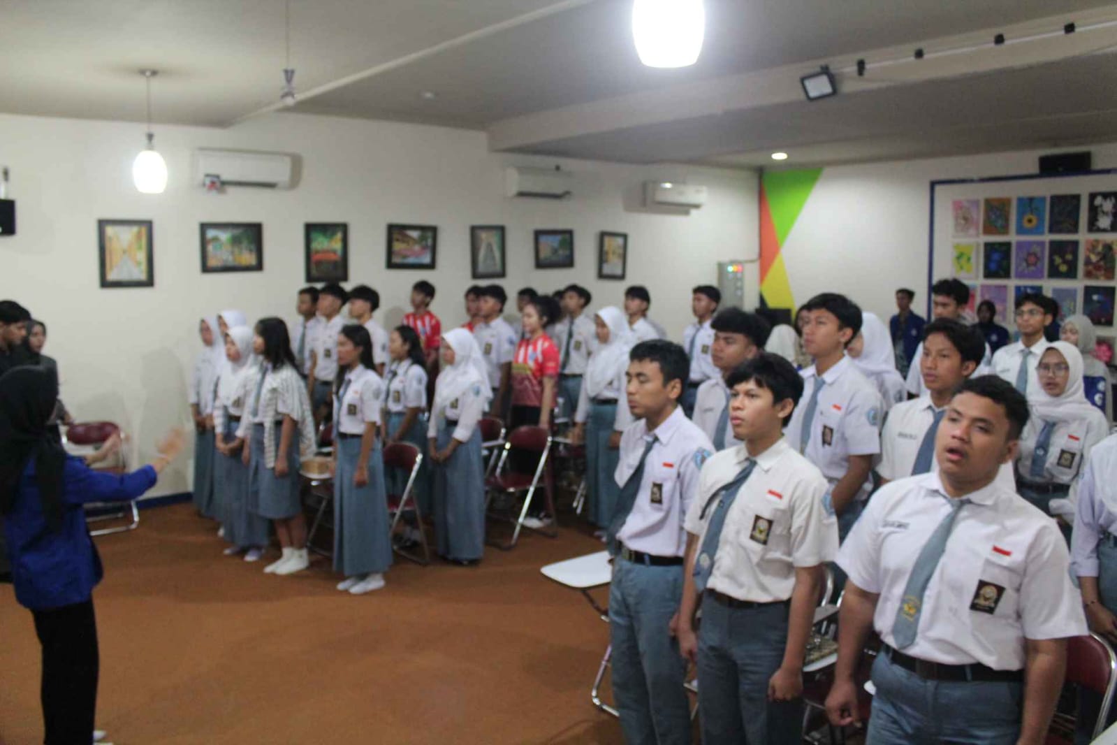 7. Menyanyikan Lagu Indonesia Raya